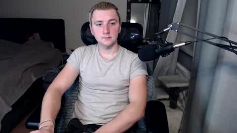 Snapshot of elvin_vaenight chatting on October 12, 2025, 11:37 pm Elvin Vaenight online show from October 12, 2025, 11:37 pm