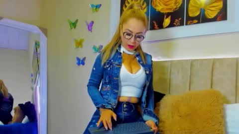 Snapshot of ema_garciaa chatting on September 13, 2025, 10:59 am ema garcia  online show from September 13, 2025, 10:59 am