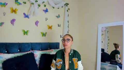Snapshot of ema_garciaa chatting on September 20, 2025, 7:37 pm ema garcia  online show from September 20, 2025, 7:37 pm