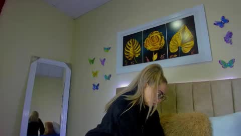 Snapshot of ema_garciaa chatting on October 2, 2025, 12:34 pm ema garcia  online show from October 2, 2025, 12:34 pm
