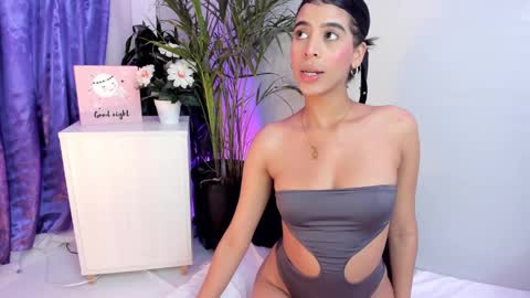 Snapshot of ema_lambert chatting on January 13, 2025, 11:17 pm Ema Lambert online show from January 13, 2025, 11:17 pm