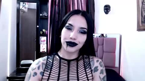 Snapshot of emearld_black chatting on December 19, 2024, 11:18 am Emerald Black online show from December 19, 2024, 11:18 am