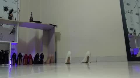 Snapshot of emely_garcia chatting on February 27, 2025, 1:27 am Emely   online show from February 27, 2025, 1:27 am