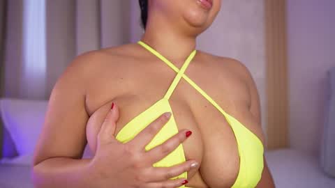 Snapshot of emiily_bell chatting on December 5, 2024, 9:39 pm    online show from December 5, 2024, 9:39 pm