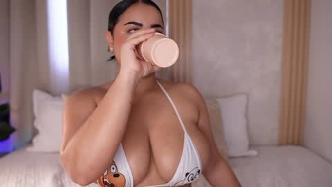 Snapshot of emiily_bell chatting on December 25, 2024, 9:54 pm    online show from December 25, 2024, 9:54 pm