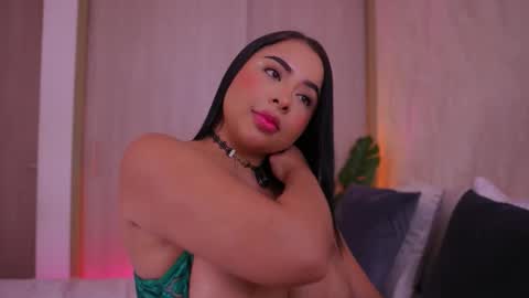 Snapshot of emiily_bell chatting on September 12, 2025, 8:31 pm    online show from September 12, 2025, 8:31 pm