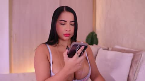 Snapshot of emiily_bell chatting on September 24, 2025, 7:17 pm    online show from September 24, 2025, 7:17 pm