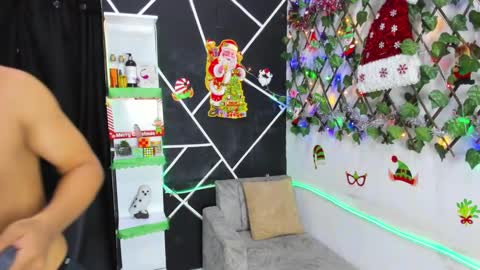 Snapshot of emilicollinss chatting on December 20, 2024, 7:33 am EMILI AND GIN online show from December 20, 2024, 7:33 am