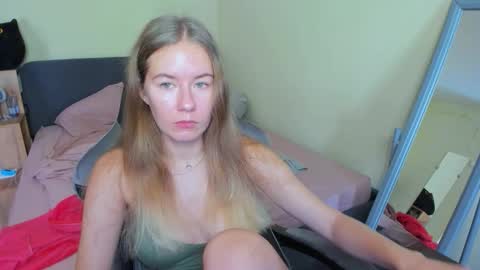 Snapshot of emilyy____ chatting on September 14, 2025, 9:19 am Emily online show from September 14, 2025, 9:19 am