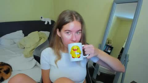 Snapshot of emilyy____ chatting on September 27, 2025, 8:52 am Emily online show from September 27, 2025, 8:52 am