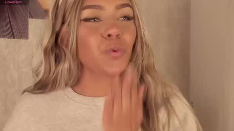 Snapshot of emma_morgann chatting on February 24, 2025, 11:54 am Emma Morgann online show from February 24, 2025, 11:54 am