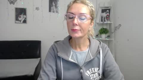 Snapshot of emmapark738567 chatting on October 12, 2025, 5:17 am Emma online show from October 12, 2025, 5:17 am