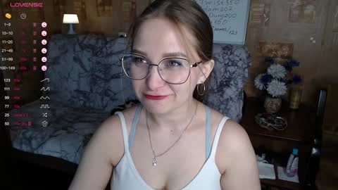 Snapshot of emmatiny chatting on December 4, 2024, 1:09 pm Mia online show from December 4, 2024, 1:09 pm