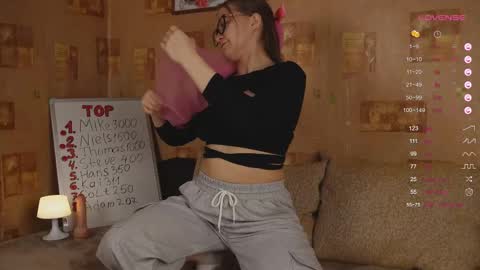 Snapshot of emmatiny chatting on February 21, 2025, 5:09 pm Mia online show from February 21, 2025, 5:09 pm