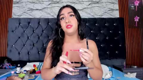 Snapshot of emmiily chatting on December 17, 2024, 3:28 am Emely online show from December 17, 2024, 3:28 am