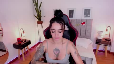 Snapshot of emmyevans1 chatting on December 29, 2024, 2:31 pm Emmy Evans  online show from December 29, 2024, 2:31 pm