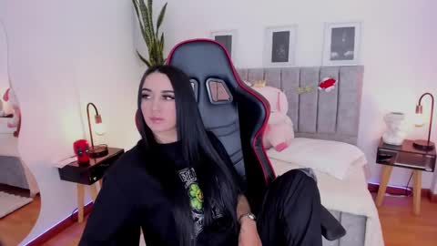 Snapshot of emmyevans1 chatting on December 30, 2024, 7:21 pm Emmy Evans  online show from December 30, 2024, 7:21 pm