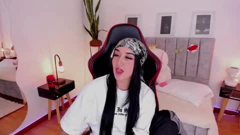 Snapshot of emmyevans1 chatting on January 3, 2025, 9:05 pm Emmy Evans  online show from January 3, 2025, 9:05 pm