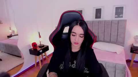 Snapshot of emmyevans1 chatting on January 7, 2025, 7:17 pm Emmy Evans  online show from January 7, 2025, 7:17 pm