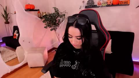 Snapshot of emmyevans1 chatting on October 20, 2025, 8:31 pm Emmy Evans  online show from October 20, 2025, 8:31 pm