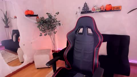 Snapshot of emmyevans1 chatting on October 28, 2025, 8:11 pm Emmy Evans  online show from October 28, 2025, 8:11 pm