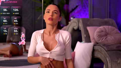 Snapshot of esmeainsley chatting on December 10, 2024, 11:19 pm Raluca  online show from December 10, 2024, 11:19 pm