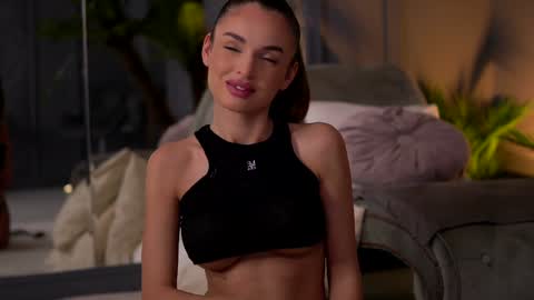 Snapshot of esmeainsley chatting on January 24, 2025, 11:23 pm Raluca  online show from January 24, 2025, 11:23 pm