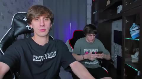 Snapshot of esthetics_boys chatting on February 20, 2025, 4:14 pm LOUIS online show from February 20, 2025, 4:14 pm