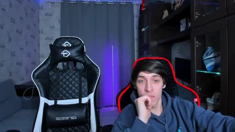 Snapshot of esthetics_boys chatting on February 21, 2025, 11:10 pm LOUIS online show from February 21, 2025, 11:10 pm