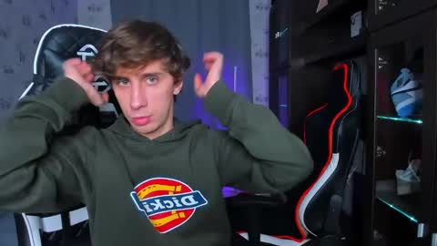 Snapshot of esthetics_boys chatting on February 22, 2025, 5:46 pm LOUIS online show from February 22, 2025, 5:46 pm