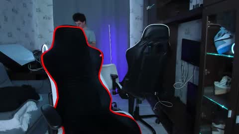 Snapshot of esthetics_boys chatting on February 25, 2025, 9:09 am LOUIS online show from February 25, 2025, 9:09 am