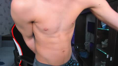 Snapshot of esthetics_boys chatting on February 26, 2025, 3:32 am LOUIS online show from February 26, 2025, 3:32 am