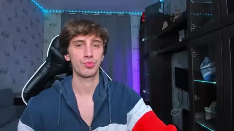 Snapshot of esthetics_boys chatting on February 26, 2025, 8:44 pm LOUIS online show from February 26, 2025, 8:44 pm