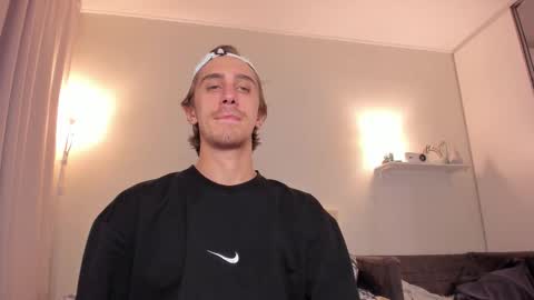 Snapshot of esthetics_boys chatting on September 16, 2025, 3:29 am LOUIS online show from September 16, 2025, 3:29 am