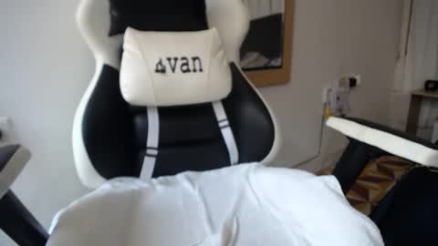 Snapshot of evans_king chatting on January 12, 2025, 8:25 pm Evan online show from January 12, 2025, 8:25 pm