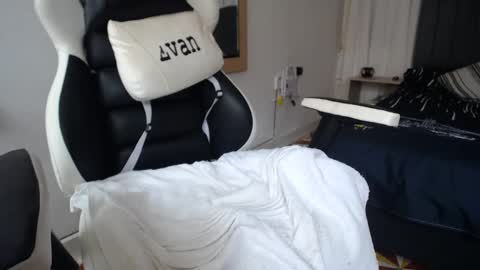 Snapshot of evans_king chatting on February 28, 2025, 5:04 pm Evan online show from February 28, 2025, 5:04 pm