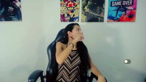 Snapshot of evelin_shy chatting on December 15, 2024, 2:08 am Evelin online show from December 15, 2024, 2:08 am