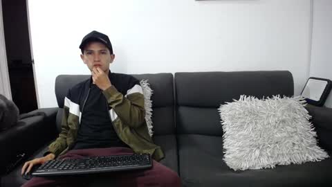 Snapshot of fallgays chatting on January 29, 2025, 2:19 am FallGays online show from January 29, 2025, 2:19 am