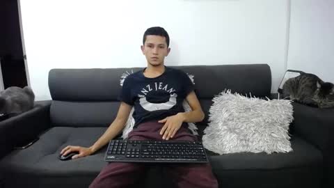 Snapshot of fallgays chatting on February 21, 2025, 1:22 am FallGays online show from February 21, 2025, 1:22 am