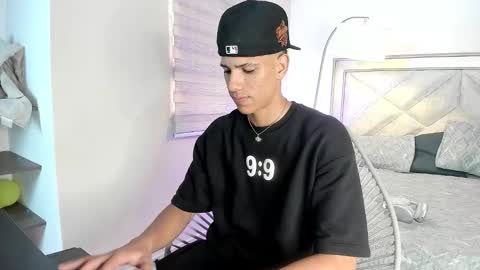 Snapshot of felix_lauren chatting on October 28, 2025, 7:38 pm Felix online show from October 28, 2025, 7:38 pm