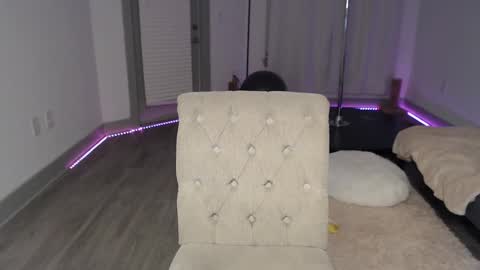 Snapshot of fragilemasochist chatting on March 11, 2025, 1:37 am Angel online show from March 11, 2025, 1:37 am