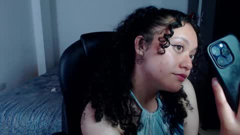 Snapshot of freud_x_louise1 chatting on December 6, 2024, 5:20 am Louise  online show from December 6, 2024, 5:20 am