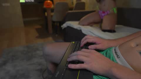 Snapshot of friendsurdreams chatting on October 27, 2025, 7:29 pm friendsurdreams online show from October 27, 2025, 7:29 pm