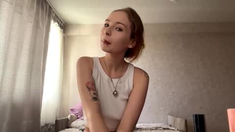 Snapshot of geneviveseay chatting on September 17, 2025, 11:12 am Emmi online show from September 17, 2025, 11:12 am