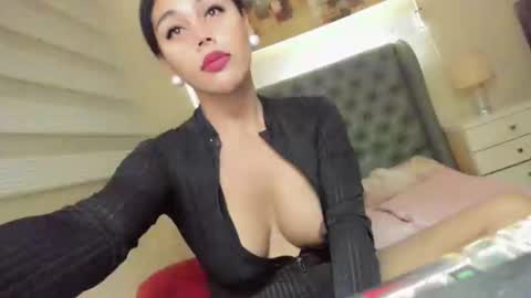 Snapshot of girl_in_ur_dreams chatting on December 29, 2024, 7:43 pm urGIRL online show from December 29, 2024, 7:43 pm