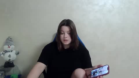 Snapshot of girl_leya chatting on December 23, 2024, 2:35 am girl_leya online show from December 23, 2024, 2:35 am