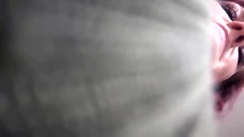 Snapshot of glitter_peach chatting on October 12, 2025, 11:09 am glitter_peach online show from October 12, 2025, 11:09 am