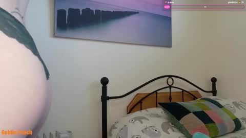 Snapshot of goldie_peach chatting on September 24, 2025, 12:30 pm Goldie online show from September 24, 2025, 12:30 pm