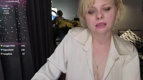 Snapshot of gray_swann chatting on February 19, 2025, 3:49 pm Ray online show from February 19, 2025, 3:49 pm