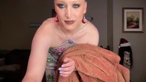 Snapshot of greenxxxqueen chatting on December 17, 2024, 5:29 am SexQueen Nikki online show from December 17, 2024, 5:29 am